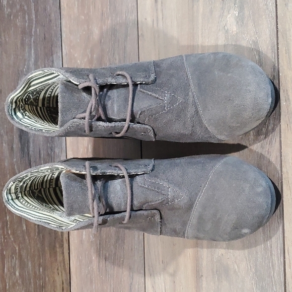 Toms "Like New" Desert wedge Suede shoes sz 10 - Picture 3 of 13